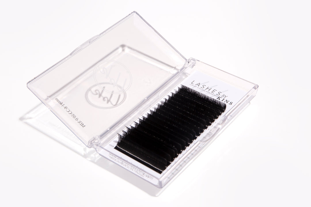 The Real Difference Between Easy Fan Lashes and Regular Volume Lashes